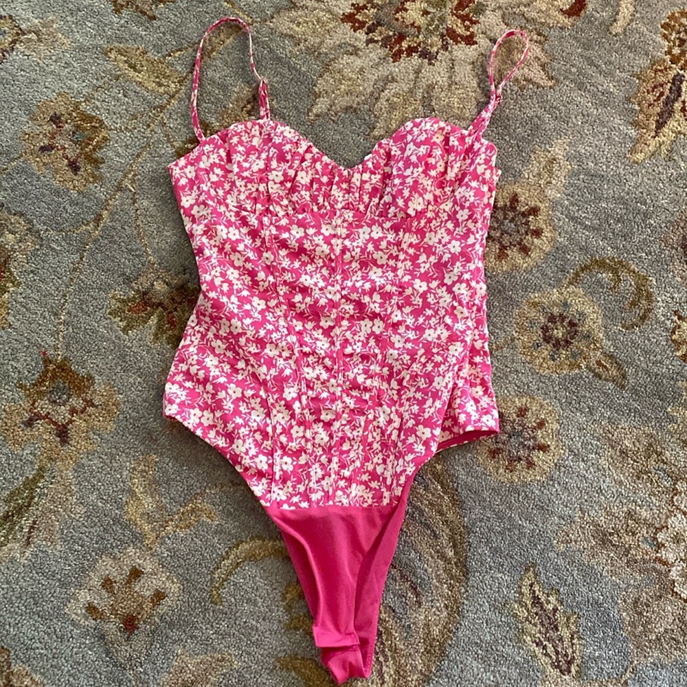⭐️ LIKE NEW ⭐️ Zara XS hot pink floral bodysuit